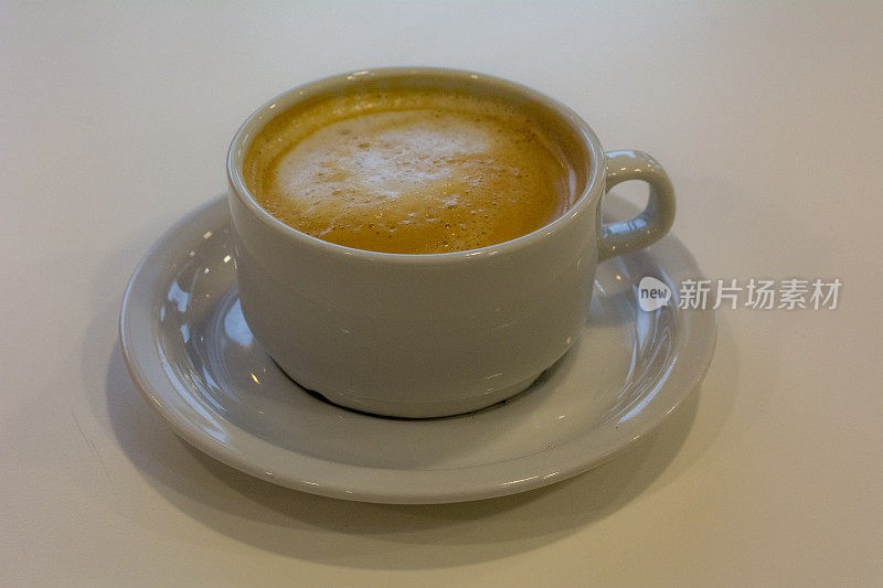 Caffee au lait french是指在路边咖啡馆里的奶油咖啡